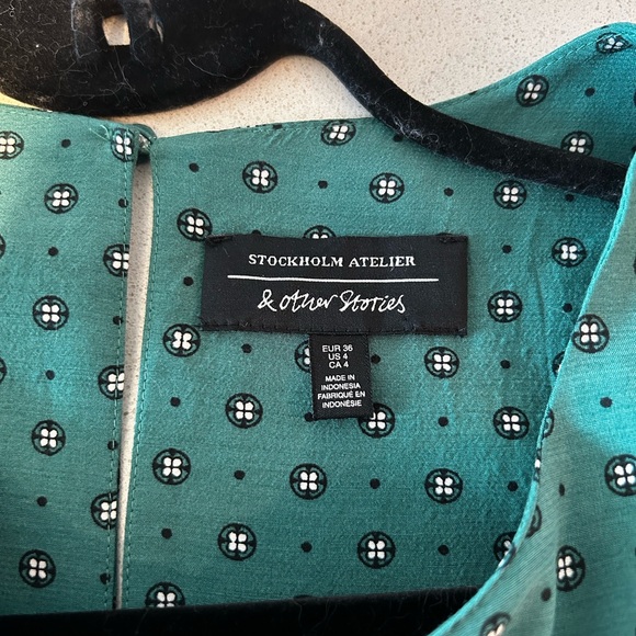 And Other Stories feminine green printed dress floating cap sleeves falls nicely - Picture 4 of 6